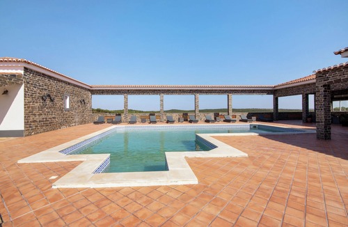 Espirito Santo Apartment | Room 'Quarto Rosa - Countryside View' with Shared Pool, Wi-Fi and Air Conditioning