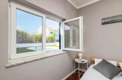 Almoinha House | Room with private bathroom in family home