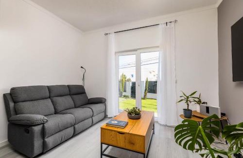 Almoinha House | Room with private bathroom in family home
