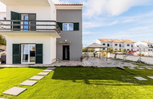 Almoinha House | Room with private bathroom in family home