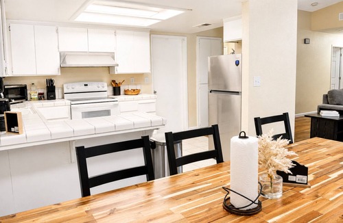 Hanford House | Roomy 3BR & 2BA Retreat with Laundry & King Bed