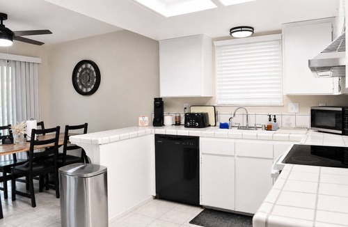 Hanford House | Roomy 3BR & 2BA Retreat with Laundry & King Bed