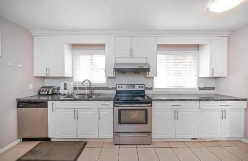 Surrey House | Rose Garden Villa 3 Bedrooms 2Baths Full Kitchen Near Beach