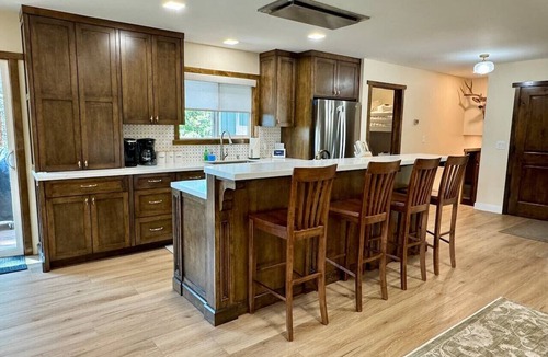 Round Hill Village House | Round Hill Retreat | Sleeps 10 | BBQ & Soaking Tub