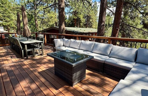 Round Hill Village House | Round Hill Retreat | Sleeps 10 | BBQ & Soaking Tub