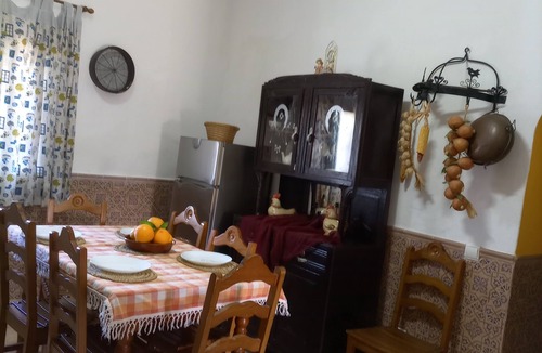 Silves Cottage | Rural farm away from the hustle and bustle and close to everything with AC. .