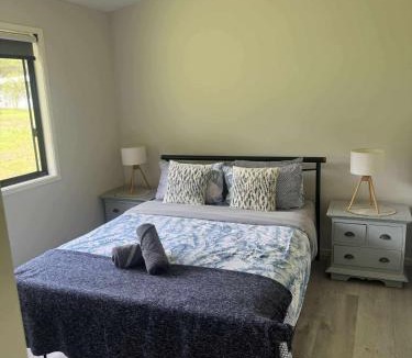 Landsborough House | Rural Self Contained 3 bedroom Cottage on acreage,