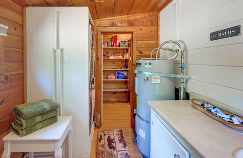 Pinehurst Cabin | Rustic Cabin w/Patio: 8 Mi to Kings Canyon Park