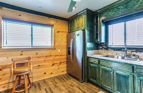 Tulare Cottage | Rustic California Vacation Rental w/Rooftop Patio