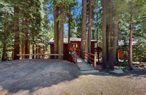 Homewood House | Rustic comfy dog-friendly cabin in the pines - walk to homeowners lake & beach