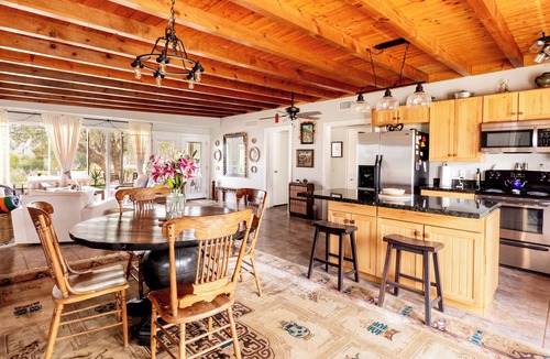 Morongo Valley House | Rustic Retreat Fire pit BBQ Gardens
