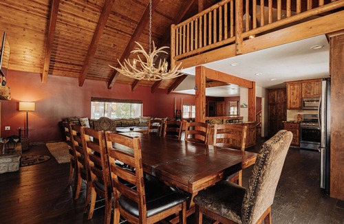 Boulder Bay Cabin | Rustic Ridge | Gated, Jacuzzi, Pool Table, Village