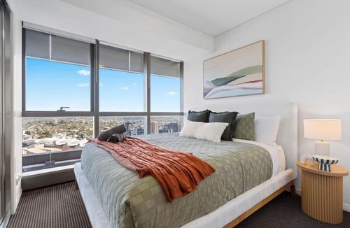 Brisbane Central Business District Apartment | Ryeva Stays with free Parking, Pool, Sauna, Gym & River Views