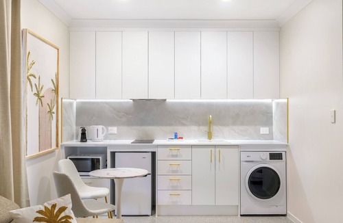 Runaway Bay Apartment | ​Saltbreeze Guest House – Luxury King Suite in Runaway Bay, Gold Coast