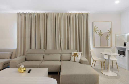 Runaway Bay Apartment | ​Saltbreeze Guest House – Luxury King Suite in Runaway Bay, Gold Coast