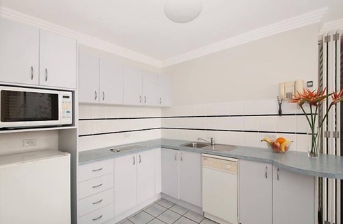Broadbeach Apartment | Santa Anne By The Sea
