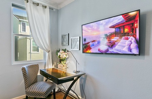 Rancho Cordova House | Savorn's Boutique Brownstone – 11-Bed Group Getaway Near River & Lake