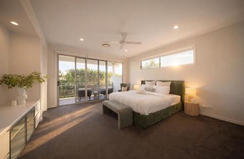 Hawthorne House | Scenic City Views with Pool and Elegant 5BR Residence