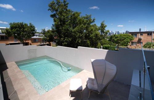 Hawthorne House | Scenic City Views with Pool and Elegant 5BR Residence