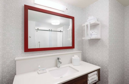 Oakhurst Hotel | Scenic Getaway with Breakfast, Pool & Hot Tub Close to Yosemite Trails | 3 Units