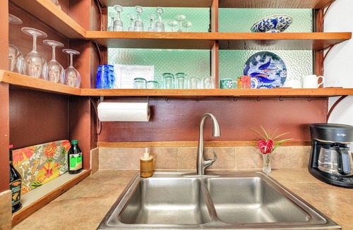 Hilo Condo | Sea Turtle Suite - Steps from Carlsmith Beach!
