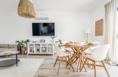 Espartal Apartment | Seabreeze Apartment - Your Beachside Getaway by Lisbeyond