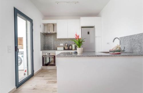 Espartal Apartment | Seabreeze Apartment - Your Beachside Getaway by Lisbeyond
