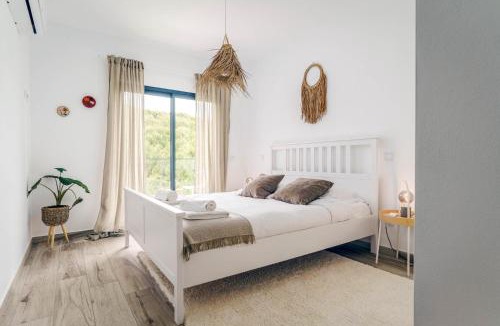 Espartal Apartment | Seabreeze Apartment - Your Beachside Getaway by Lisbeyond