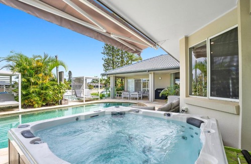 Bundall House | Seaclusion Waterfront Heated Spa and Pool