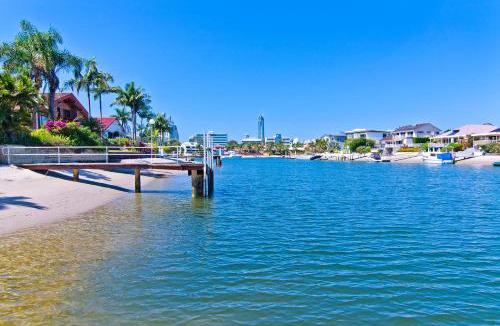 Bundall House | Seaclusion Waterfront Heated Spa and Pool