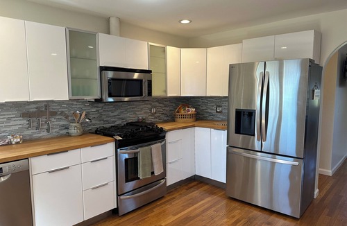 West Mesa House | Seaside Escape in amazing SB with Hot Tub - Pet Friendly!