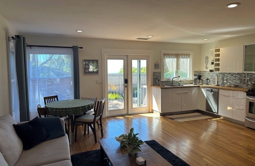 West Mesa House | Seaside Escape in amazing SB with Hot Tub - Pet Friendly!