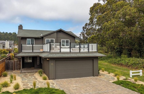 Half Moon Bay House | Seaside Home: Modern Retreat with Breathtaking Views and Beachside Charm