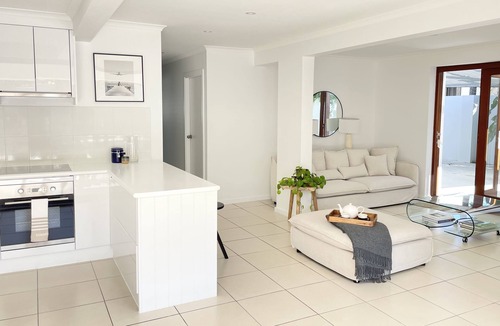 Mermaid Waters House | Seaside Luxury in ‘The Pocket’ 750m to Nobby Beach.