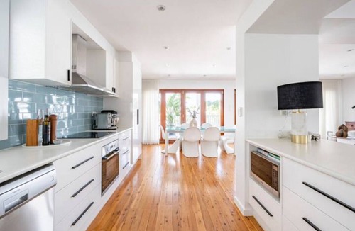 Mermaid Waters House | Seaside Luxury in ‘The Pocket’ 750m to Nobby Beach.