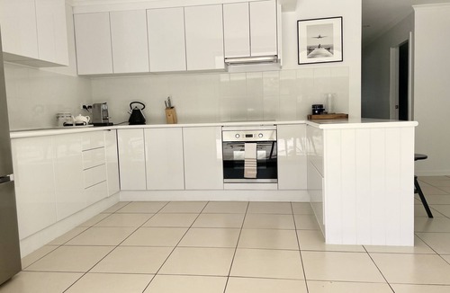Mermaid Waters House | Seaside Luxury in ‘The Pocket’ 750m to Nobby Beach.