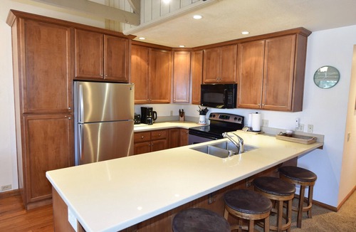 Mammoth Lakes Condo | Seasons 4 158 Mountain View close to shuttle, hot spa, game room, Canyon Lodge and bike path