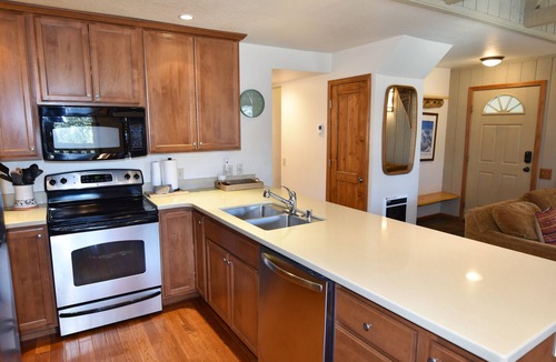 Mammoth Lakes Condo | Seasons 4 158 Mountain View close to shuttle, hot spa, game room, Canyon Lodge and bike path