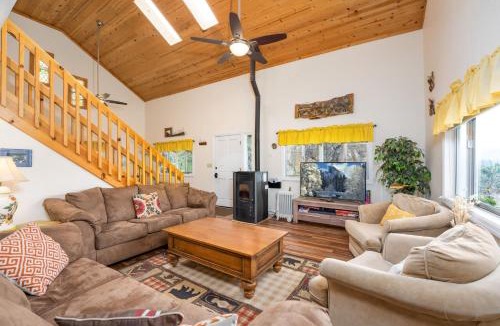 Yosemite Forks House | Selah Cabin- Dog Friendly/BBQ/Level 2 EV Charger