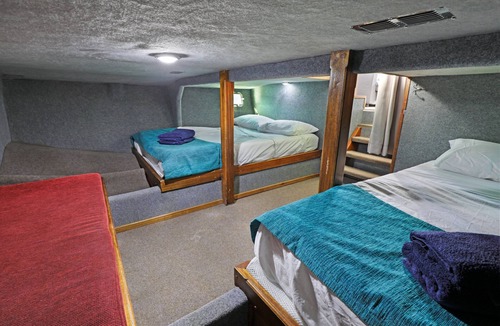 Pelican Waters Boat Rental | Self contained floating apartment