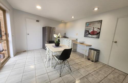 Tallai House | Self Contained Guesthouse for 7ppl, w Pool