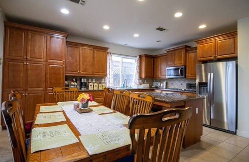 Visalia House | Sequoia Serenity: Charming 6/Br - fits 14