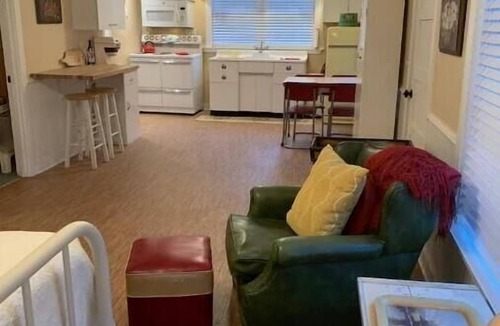 California Hot Springs Cottage | Sequoias Creekside/Vintage Yellow Cottage