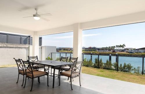 Gold Coast House | Serena by the Water - Family Retreat in Hope Island