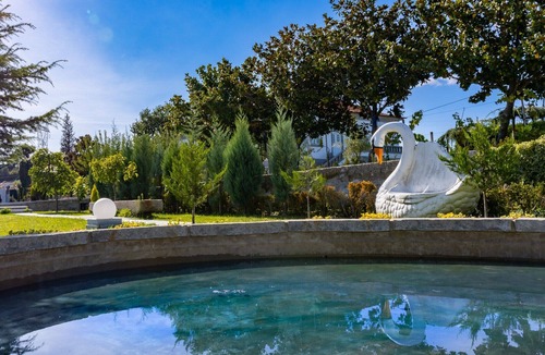 Ronfe House | Serena House – 3-Bedroom Holiday Home with 4 Bathrooms, Private Jacuzzi, Wi-Fi & Cable TV