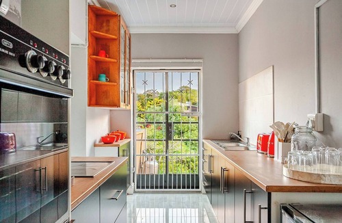Walmer Apartment | Serene 2-Bedroom Apartment in Gqeberha with River Views