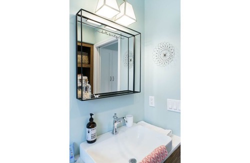 Talmadge Cottage | Serene Urban Oasis - Cozy 1 Bedroom Cottage