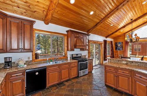 Eagle Mountain Estates Cabin | Serenity Now Lodge by Destination Big Bear: Luxury Log Home in Castle Glen Estates! Hot Tub! Pool Table! Ping Pong!