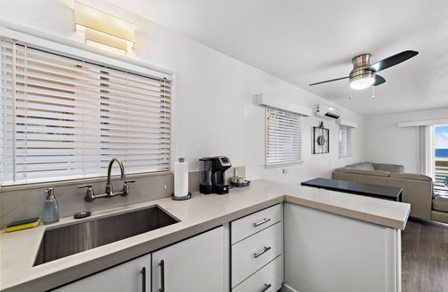 Laguna Beach Apartment | SH 1 Ocean View condo, walk to Main Beach