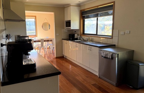 Venus Bay House | Shelby s Lodge- lovely light filled home